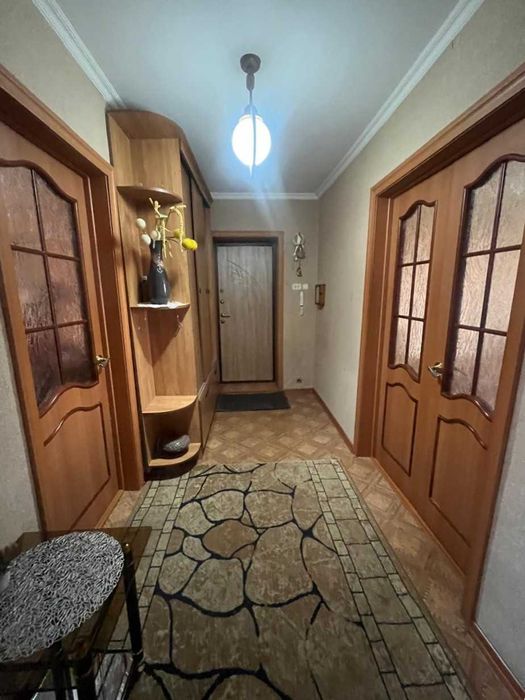 Продаю 3 ком. квартиру. Кухня 9 кв. м., комнаты раздельные. 19 мик-он