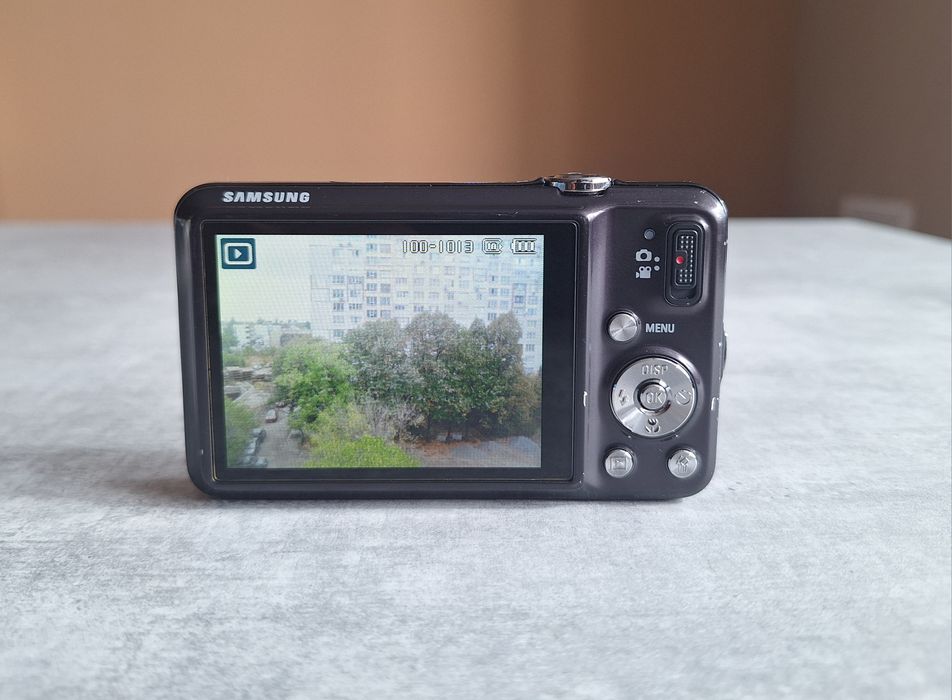 Дигитален фотоапарат Sony Samsung ST50 със зарядно и карта памет
