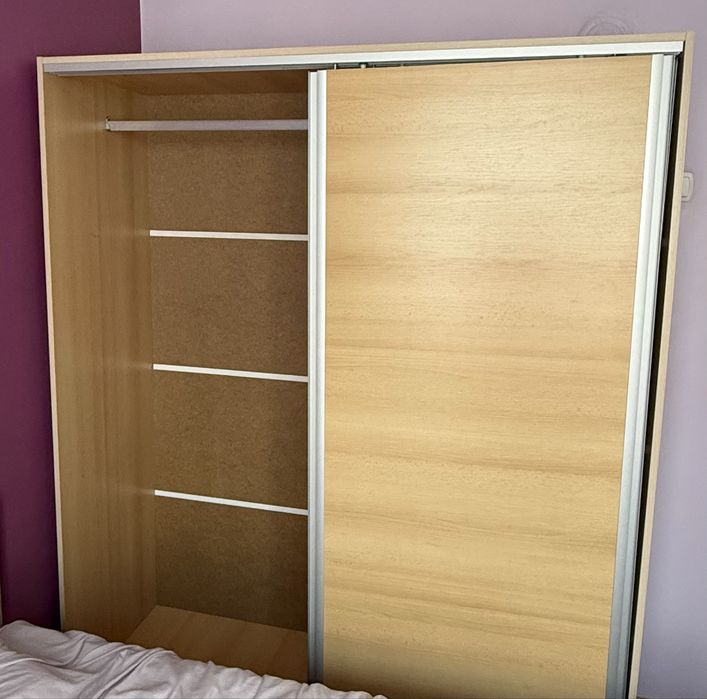 Масивен гардероб с плъзгащи врати