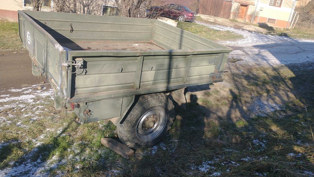 Vând remorca de armata