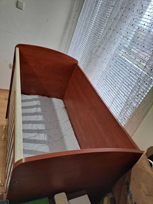 Детско легло с люлеещ механизъм