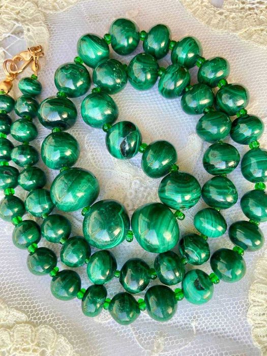 Бусы и браслеты из натурального малахита