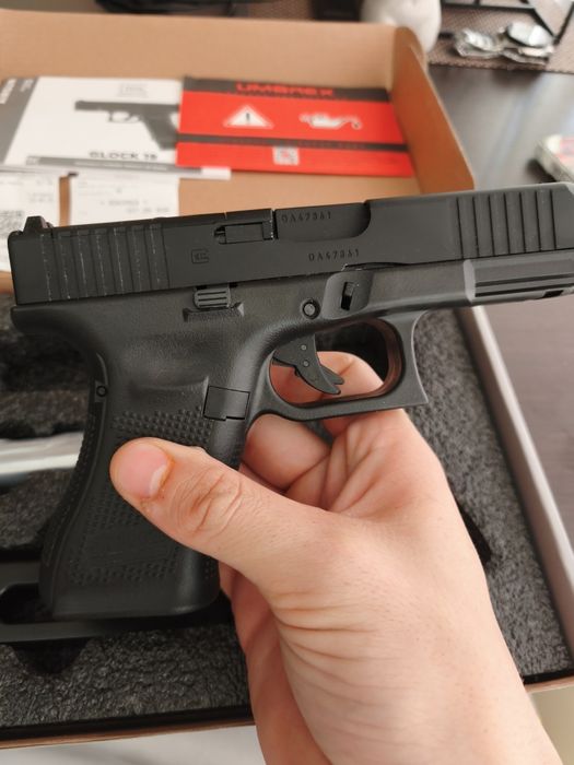 Продавам airsoft Glock 19 MOS