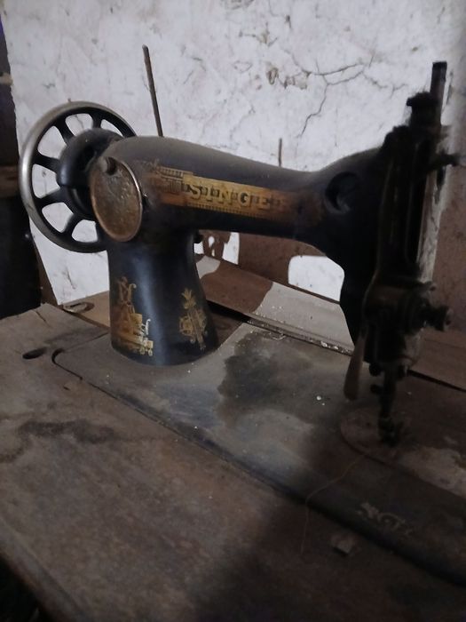 Старинна крачна шевна машина