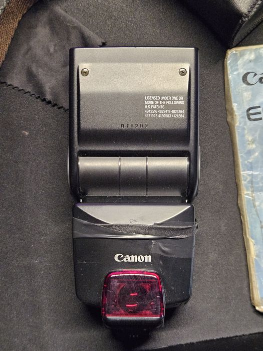 Set Canon EOS 50E + Obiectiv Canon EF 28-105mm f/3.5-4.5 USM cu flash, strap si geanti incluse