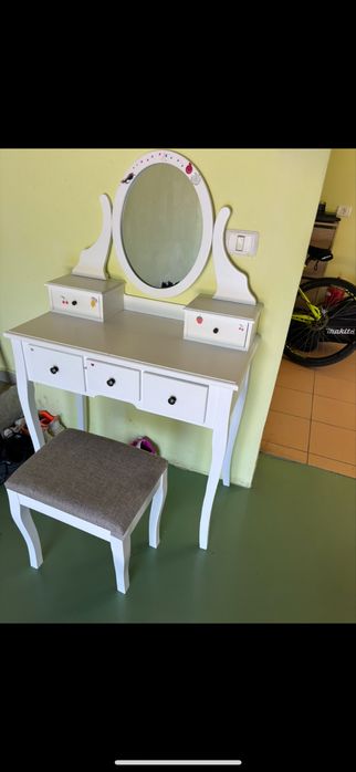 Masa make up cu scaun inclus