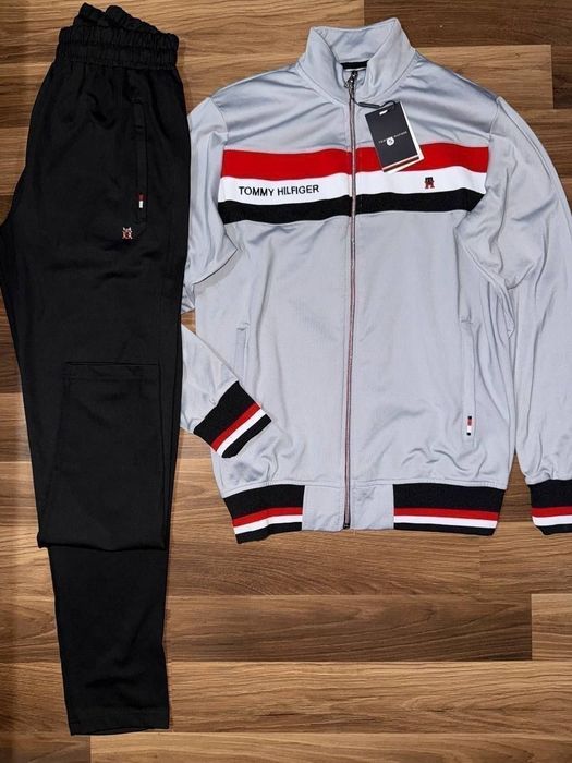 Trening Tommy unisex 
Mărimi S
Preț redus 220 lei
Silon