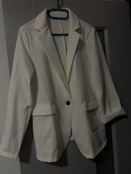Бяло сако.