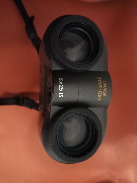 Binoclu Canon 8 x 25 IS/Nikon SportStar EX
• Magnificare: 8x
• Diametr