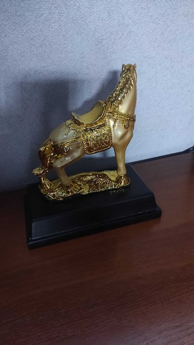 Статуэтка «Золотой конь» лошадь подарок