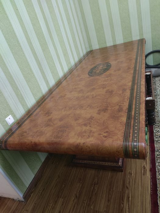 Продам стол для гостиной