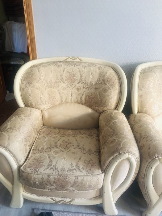 Диван с двумя креслами