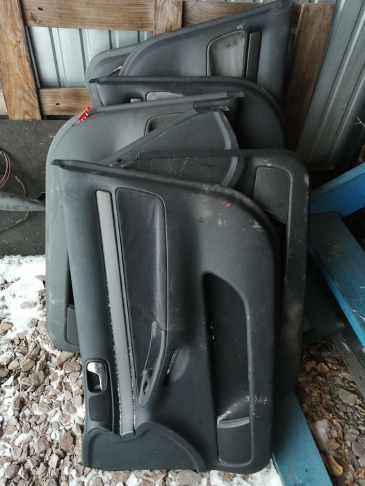 Продам дверные карты на ауди А4 передние