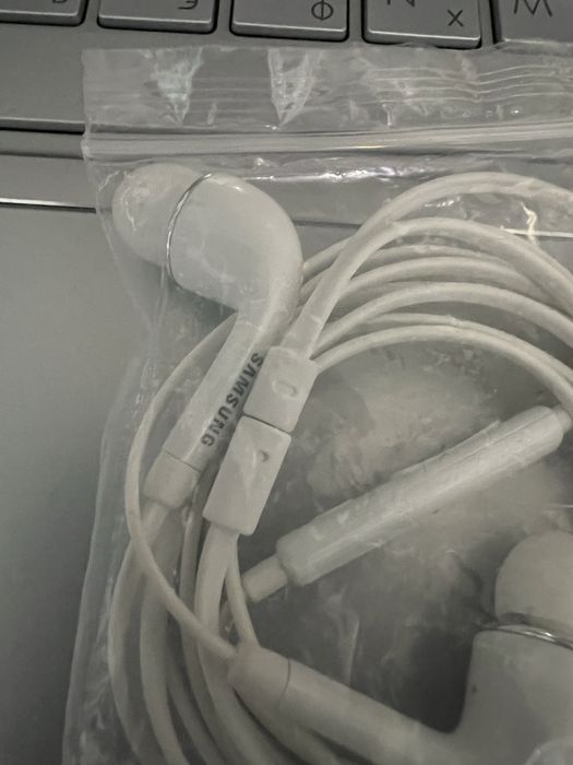 Само за 20 лв, нови жични слушалки Samsung с говорител