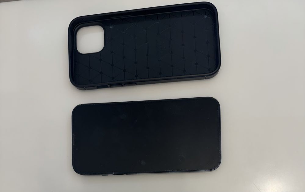 Черен Iphone 13 с калъф