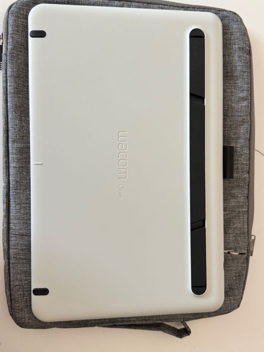 Продавам монитор-таблет Wacom One 12 (DTC121W0B)
