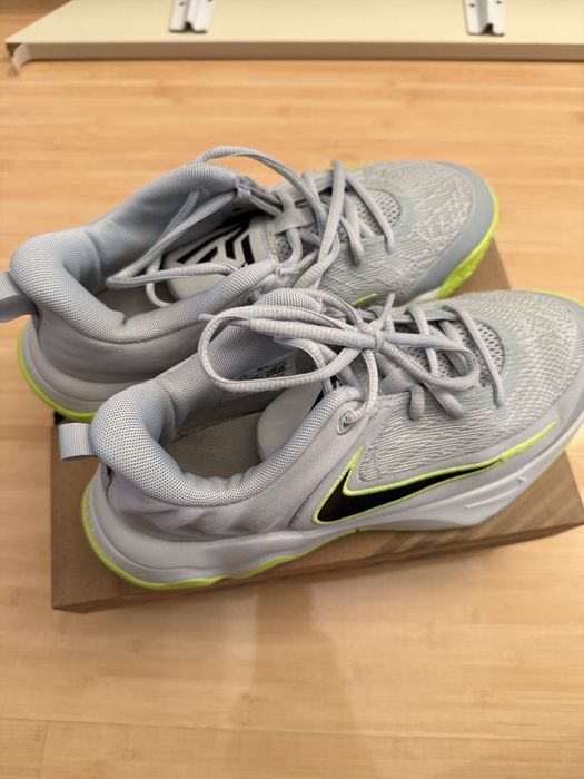 Adidași Nike gri cu verde – mărimea 38 (US 5.5Y) – ușori și comozi