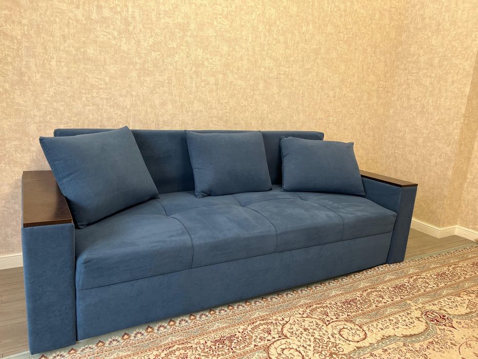 Диван не новый,пользовались 1 год,темно синего цвета,
