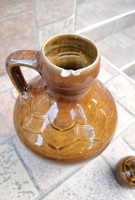 Продава се автентичен ръчно изработен керамичен съд с капак