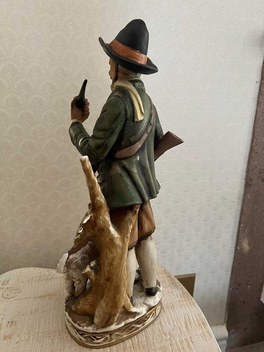 Продавам старинна  порцеланова  статуетка