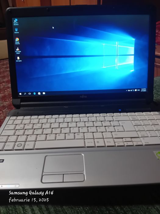 Vind leptop Fujitsu sau scimb cu ipone