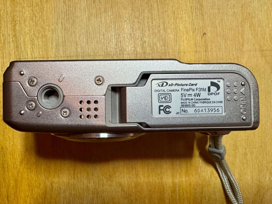 Fujifilm FinePix F31fd – aparat foto digital compact, legendarul senzor Super CCD