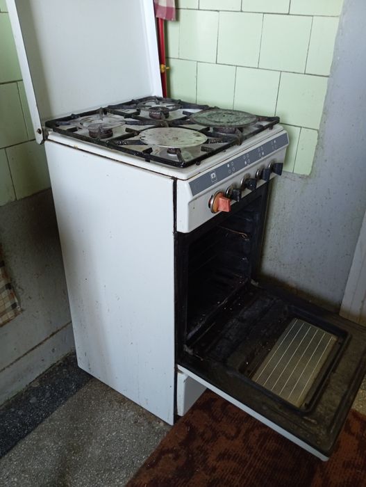 Aragaz vechi cu patru ochiuri și cuptor