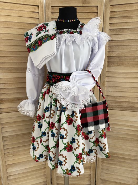 Costum popular pentru doamne și domnișoare de Maramureș