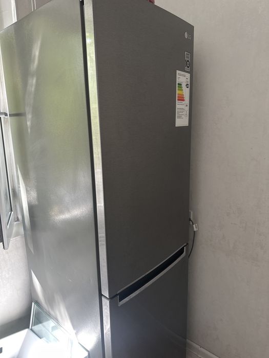 Продается новый холодильник LG.