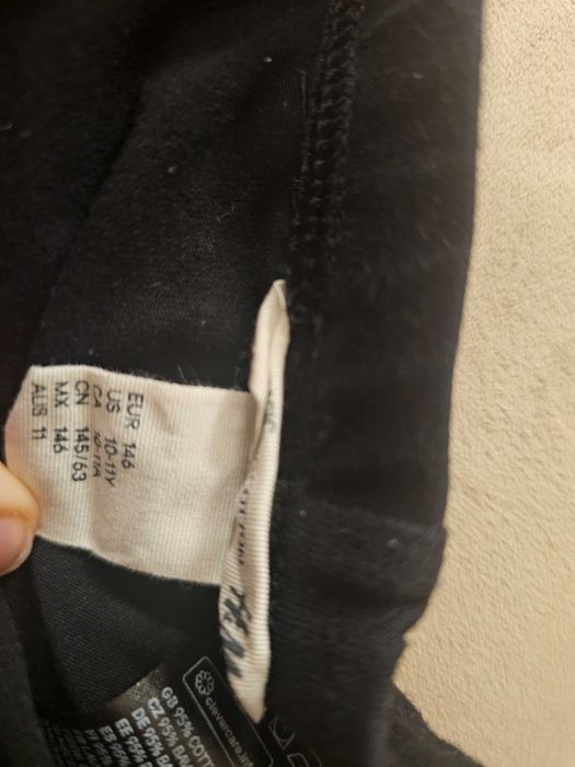 Подарява детски дрешки за момиче 9-12г и 2 нови чантички