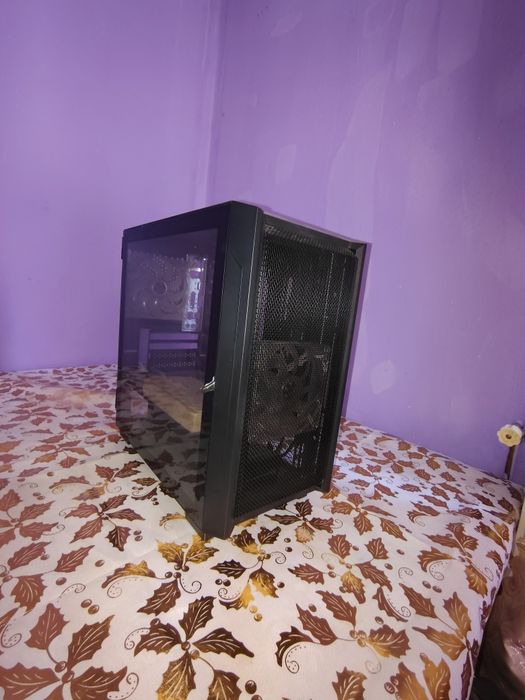 Vând carcasă PC gaming