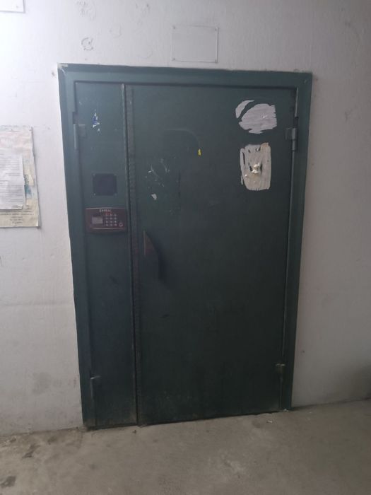 Продаем двери железные подъездные 2 шт