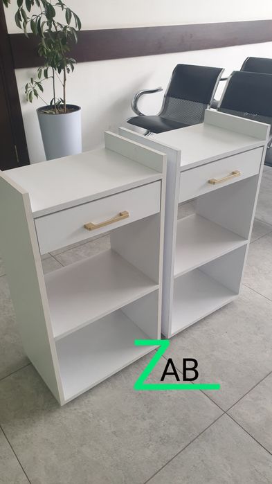 Тумбочка  , помощница  , тележка , каталка  для салона красоты .