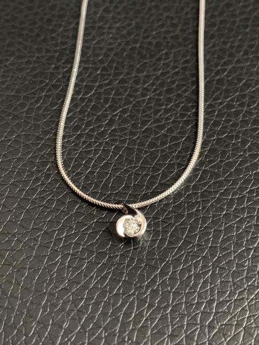 Дамско колие с диамант