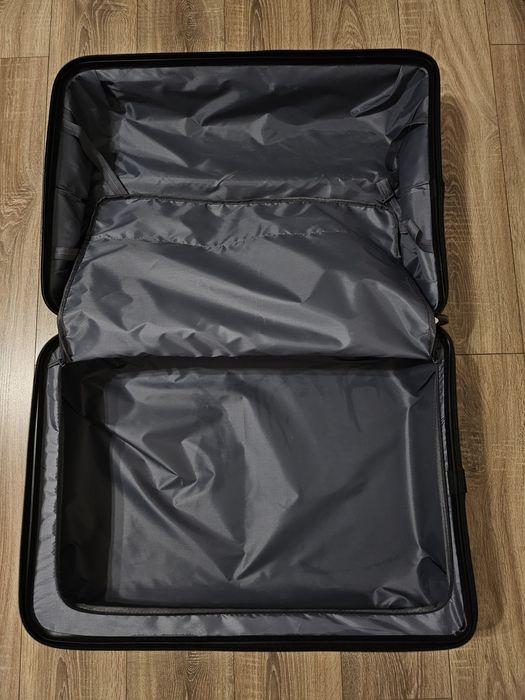 Чёрный большой чемодан