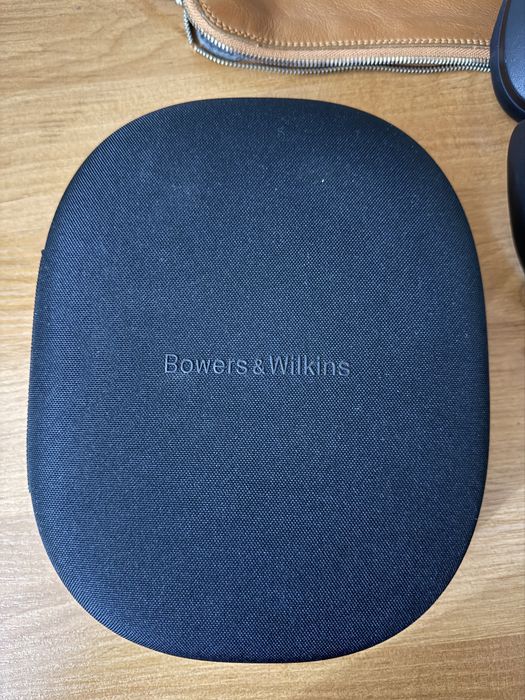 Bowers & Wilkins PX8