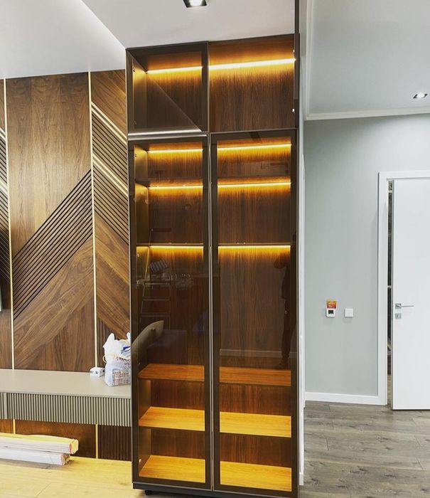 Шкаф витринна в прихожую