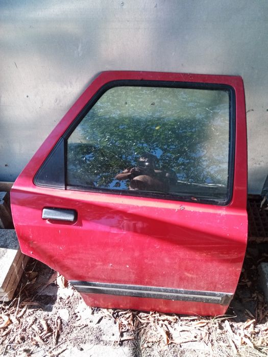 Продавам задна дясна врата за Форд Сиера.