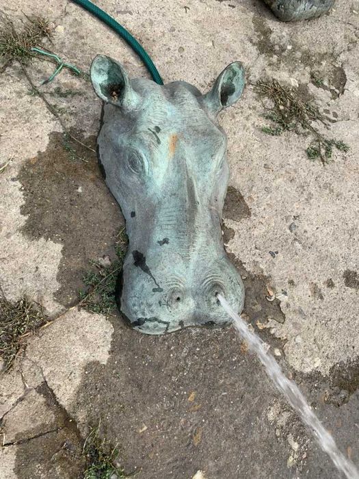 Cijmea decor piscina in forma de hipopotan si crocodil din bronz