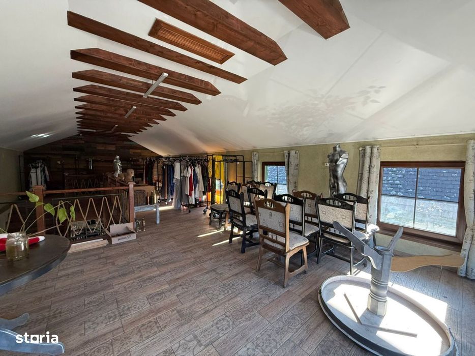 Spatiu comercial+locuinta la mansarda,3 dormitoare, living,5 bai, tere