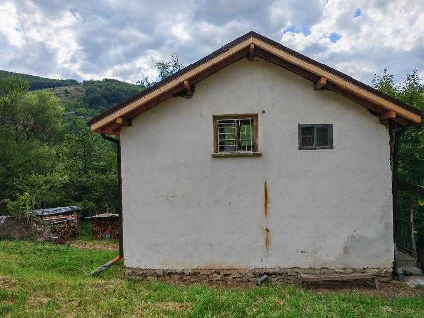 Къща с нов покрив, ток и собствен водоизточник – 45 км от София, с. Гинци