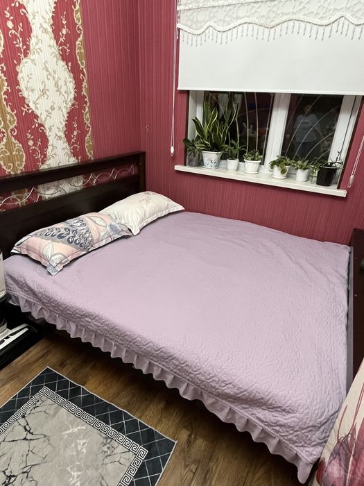 Шкаф, кровать и комод с зеркалом