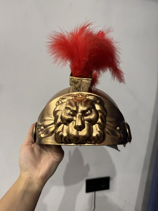 золотой шлем с перьями