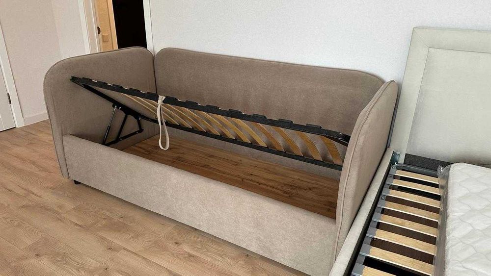 Диван кровать с подушками побокам