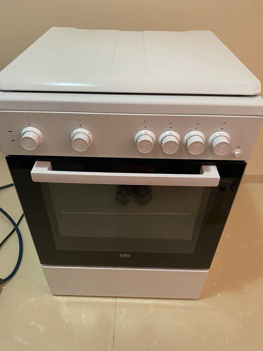 Готварска печка Beko с 2 газови и 2 ел котлона и фурна