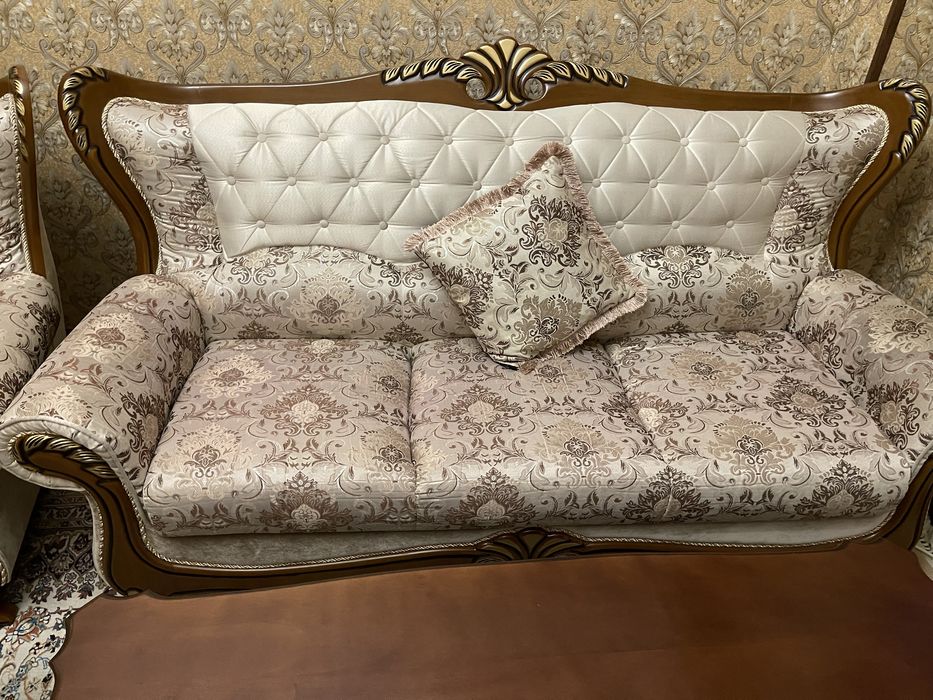 Классический мебельный гарнитур: 4 дивана и стол