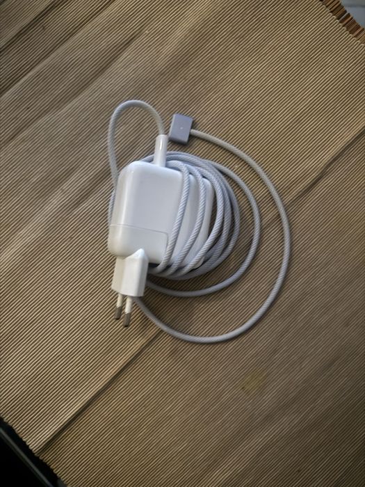 Macbook air 13,6 inch cu chip M2 apple,256 gb Ssd,ca nou,100% baterie