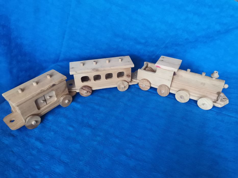 Ретро дървено влакче с локомотив и два вагона