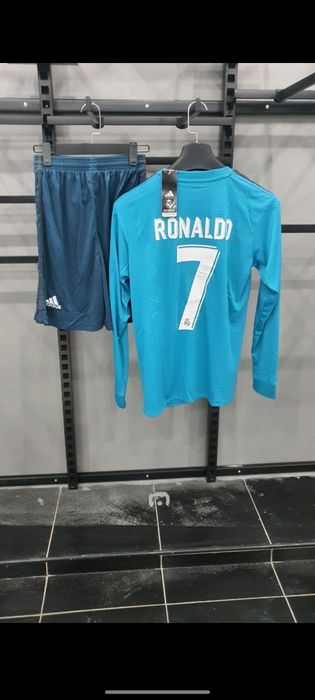 Футбольная форма и бутсы