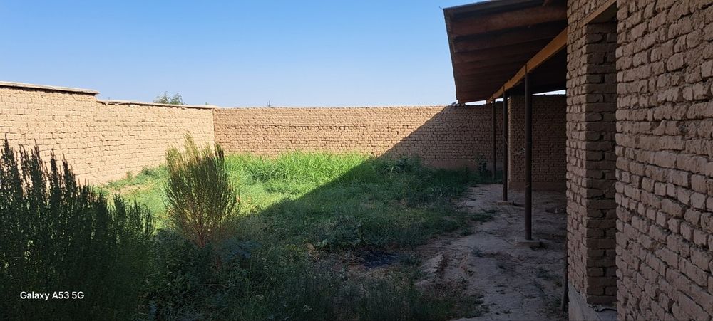 Uy sotiladi 8 sotx 2 xonali uyi bor